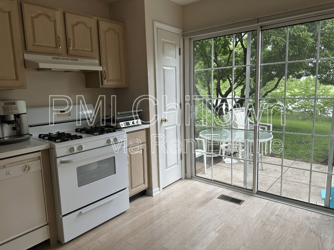 Gorgeous 2Bed/2.1 Bath end unit Available for Rent! property image