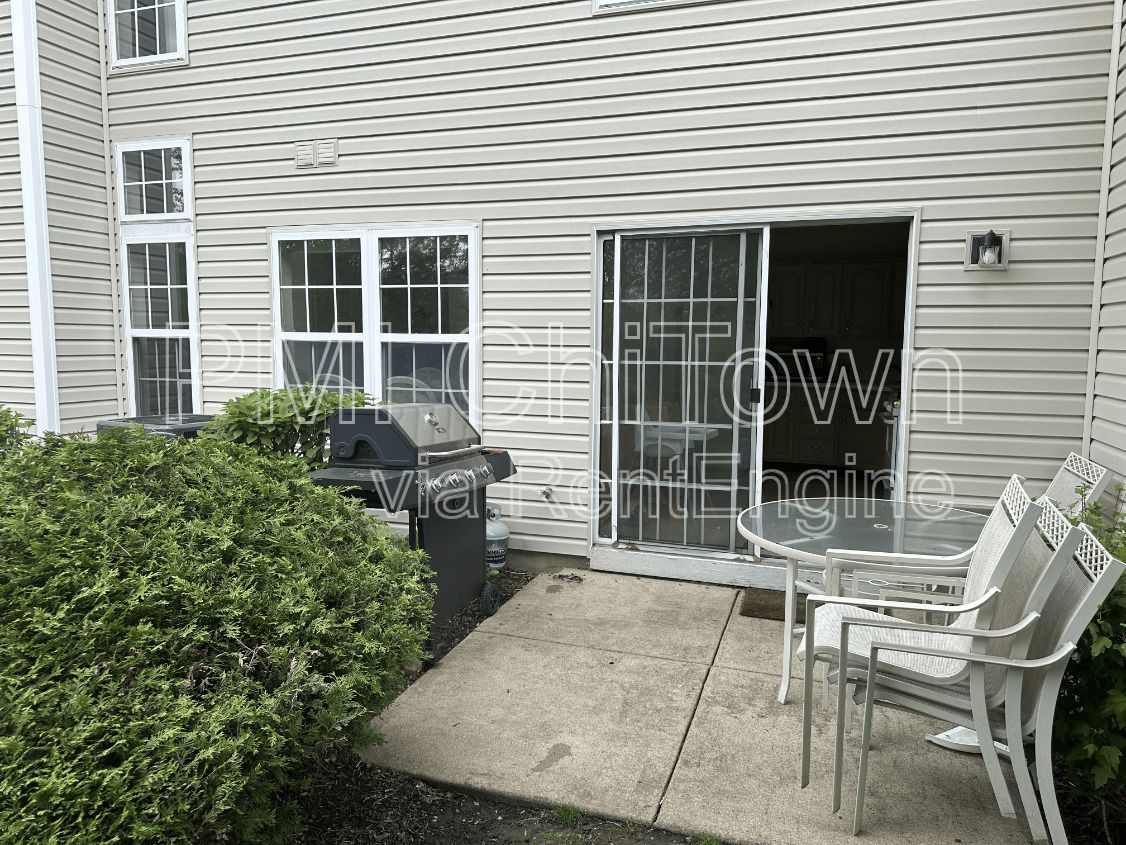Gorgeous 2Bed/2.1 Bath end unit Available for Rent! property image