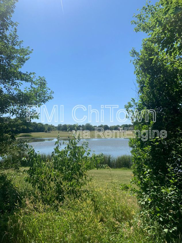 Gorgeous 2Bed/2.1 Bath end unit Available for Rent! property image