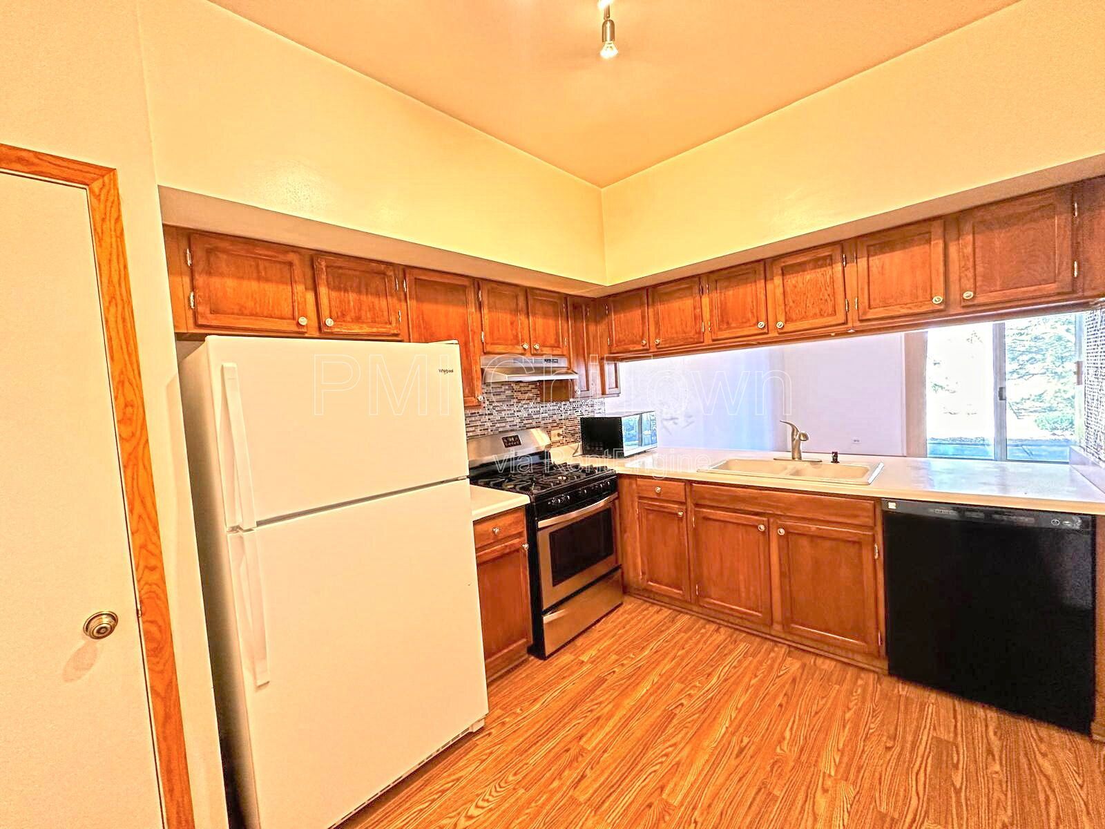 2 Bedroom, 2.5 Bathroom town home available for Rent! property image